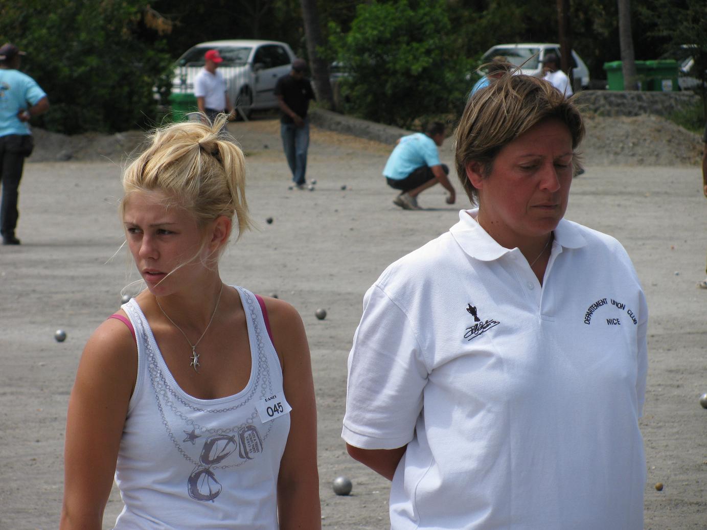 Christelle Vayssière et Marie Gomez découvrent la pétanque réunionnaise