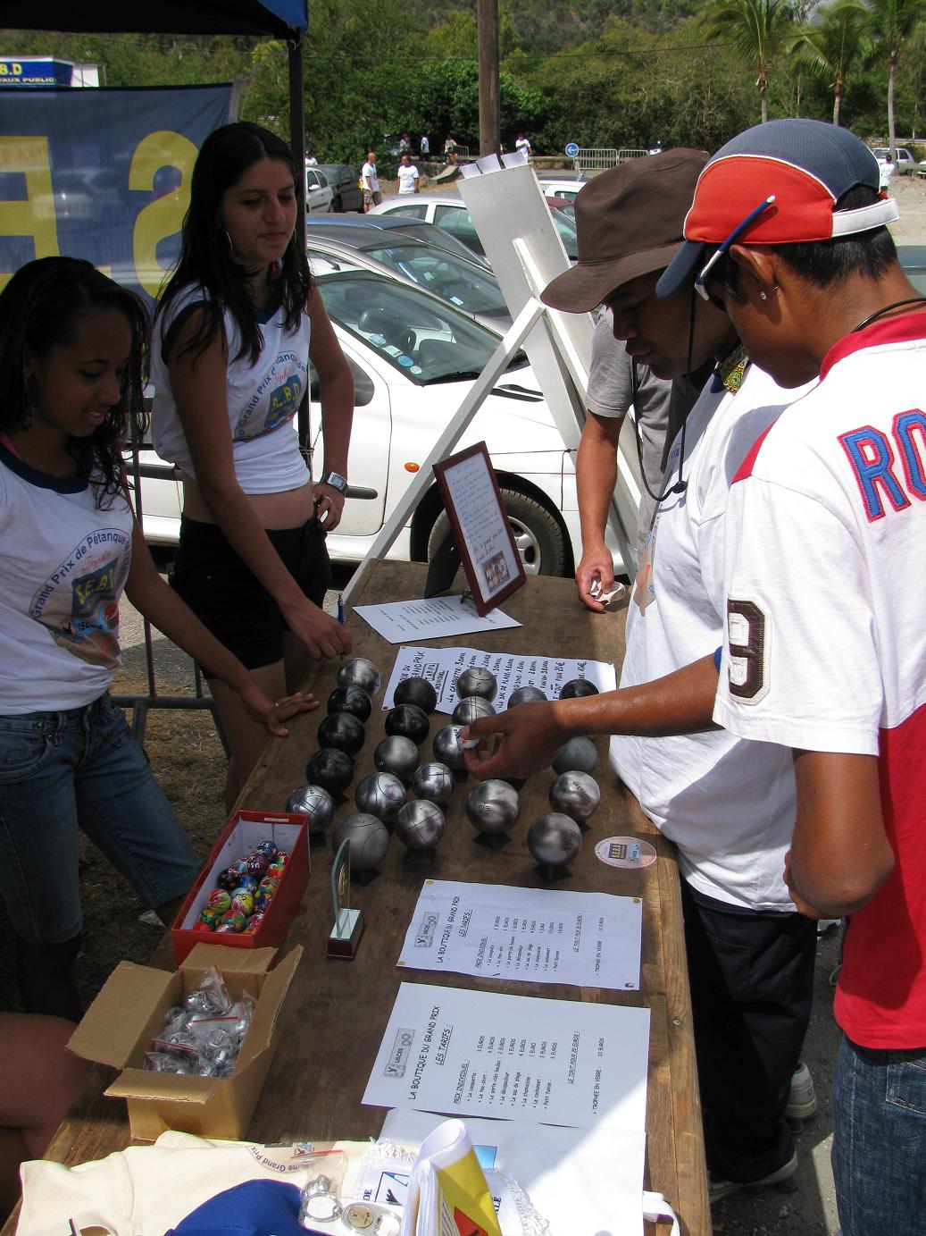 La boutique et le stand de boules La boutique et le stand de boules