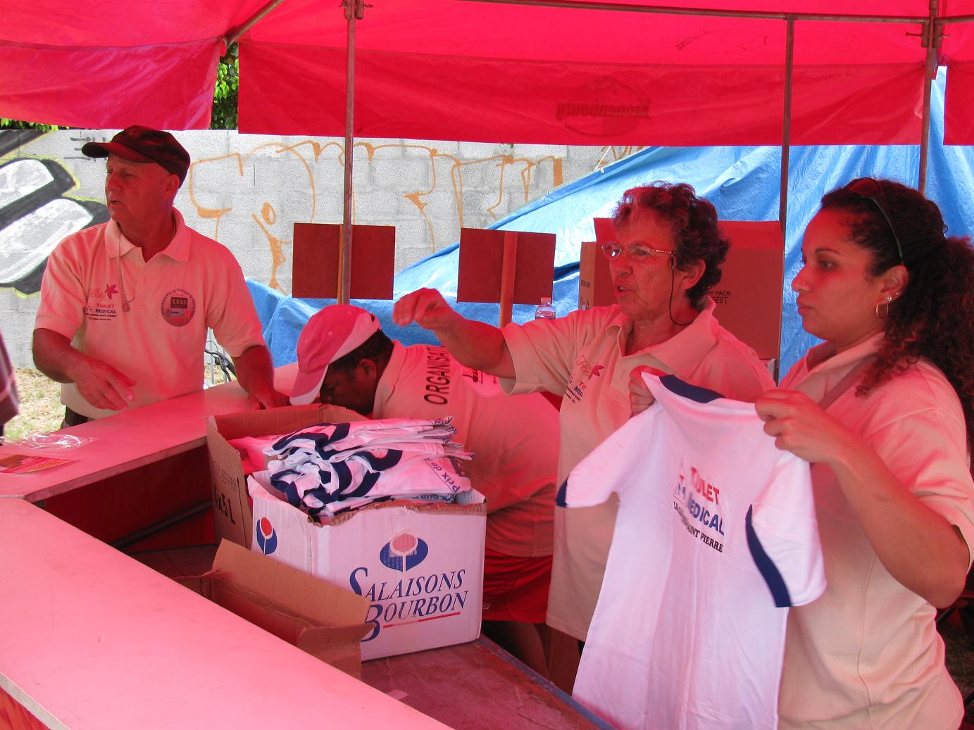 La distribution des tee-shirts La distribution des tee-shirts