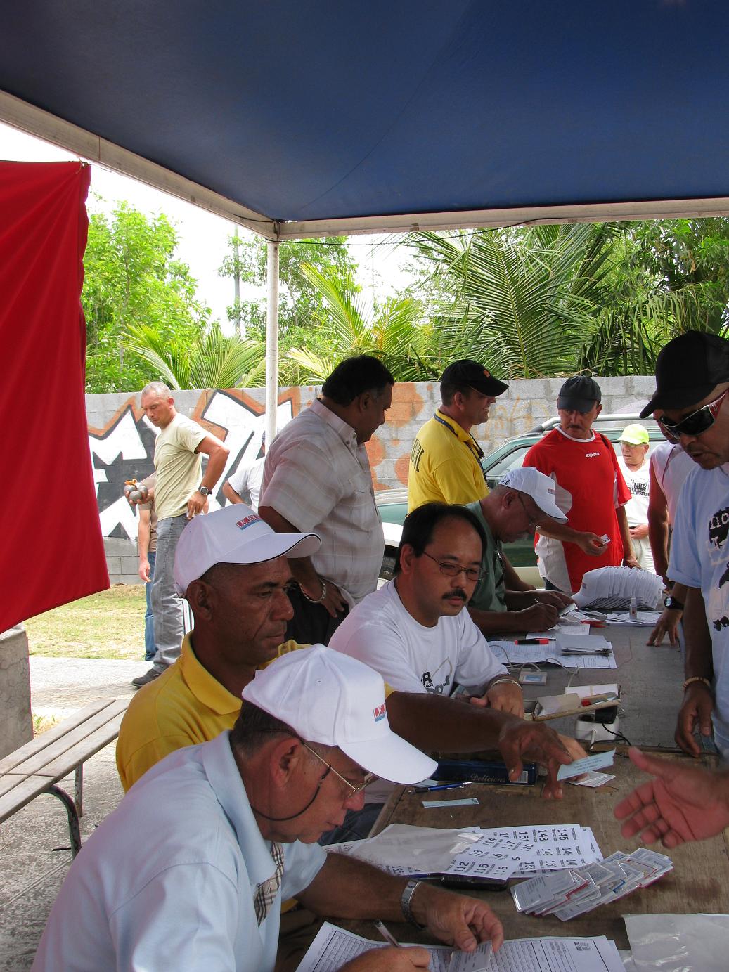 Le comité en plein travail à la table d'inscription Le comité en plein travail à la table d'inscription