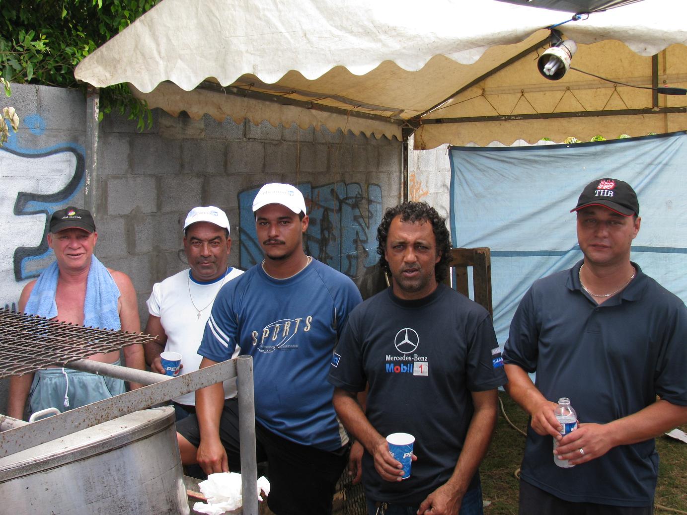 L'équipe du barbecue, une belle brochette! L'équipe du barbecue, une belle brochette!