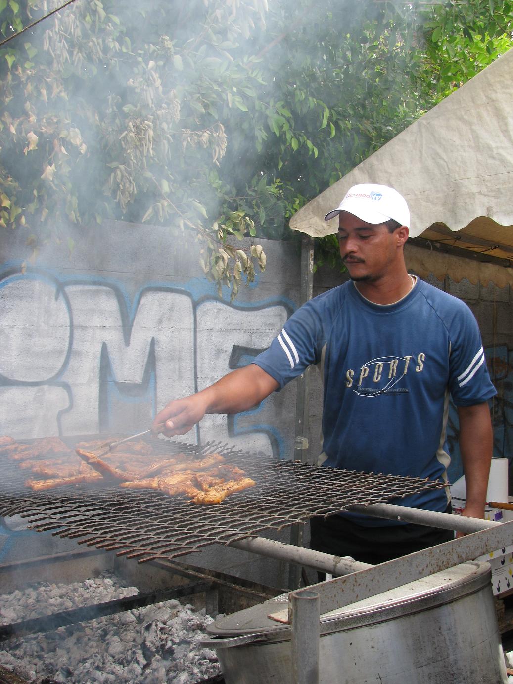 Eric s'occupe des grillades Eric s'occupe des grillades