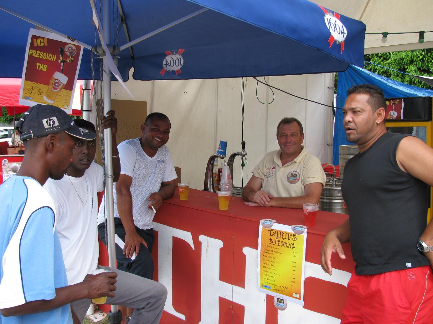 L'ouverture du bar, Michel fidèle au poste! L'ouverture du bar, Michel fidèle au poste!