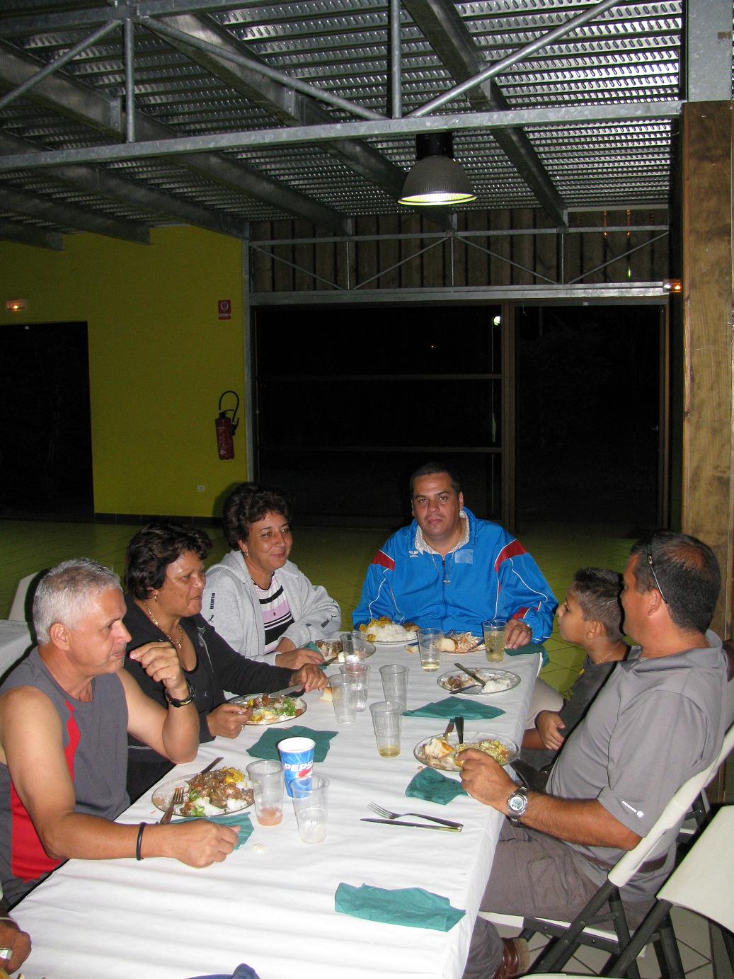 Dominique Hoarau(en bleu) président du comité réunionnais et... Dominique Hoarau(en bleu) président du comité réunionnais et...