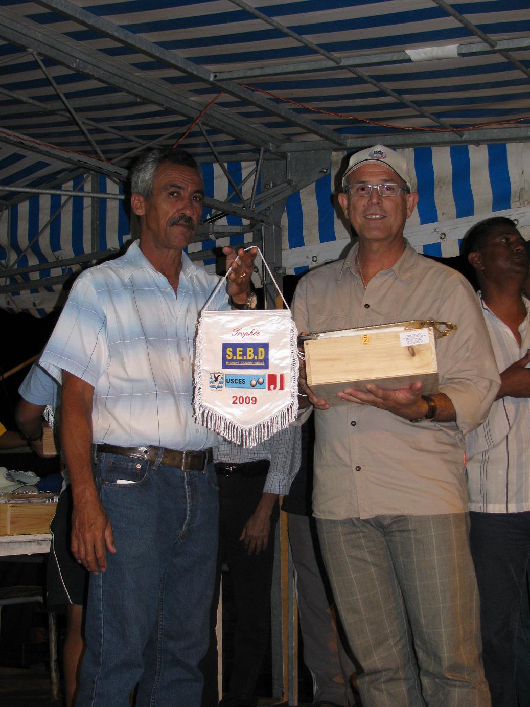 Le président de l'USCES et le maire de l'Etang Salé Le président de l'USCES et le maire de l'Etang Salé