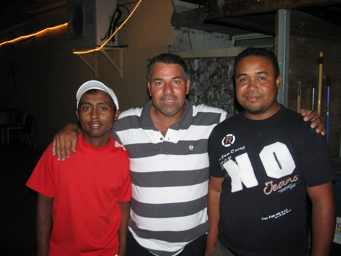 Robert entouré des malgaches Toutoune et Nanou Robert entouré des malgaches Toutoune et Nanou