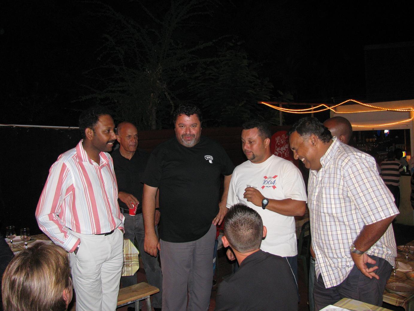 Le maire de Saint-Leu présent au repas (à gauche) Le maire de Saint-Leu présent au repas (à gauche)