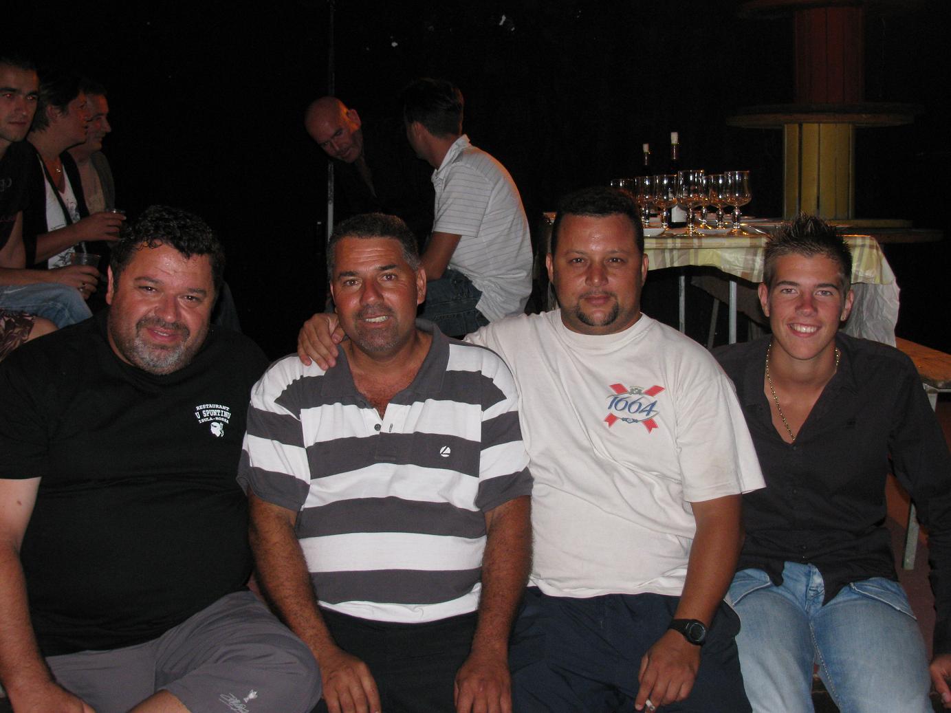 Qui fera le remplaçant pour la prochaine triplette: celui de gauche ou celui de droite? Qui fera le remplaçant pour la prochaine triplette: celui de gauche ou celui de droite?