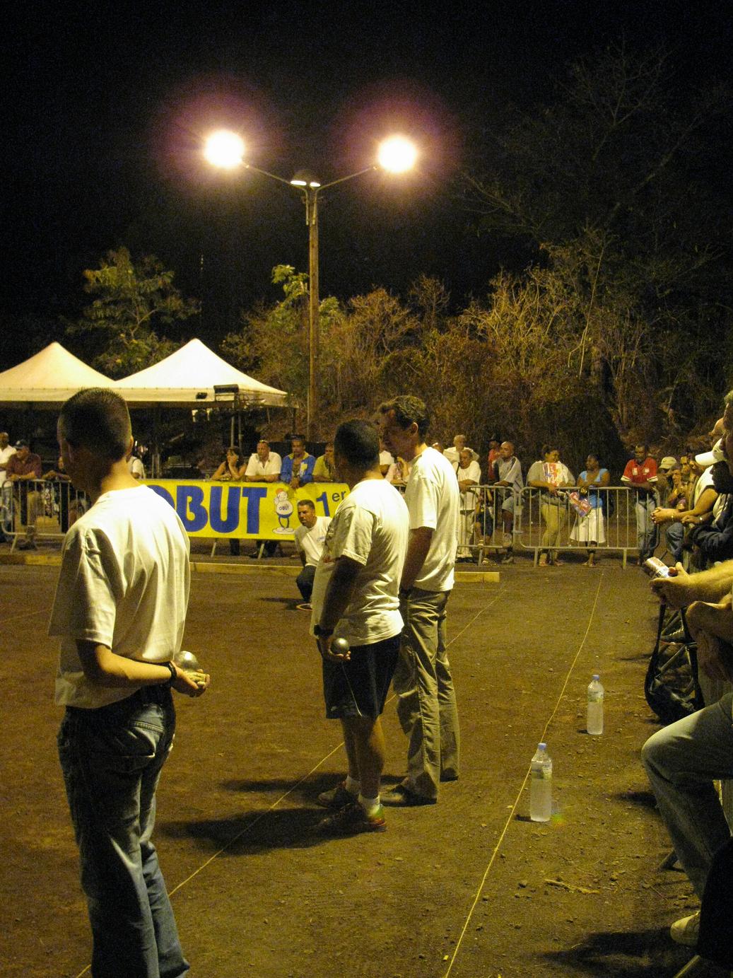 Joël et Christophe en grande discussion, Robert pointe Joël et Christophe en grande discussion, Robert pointe