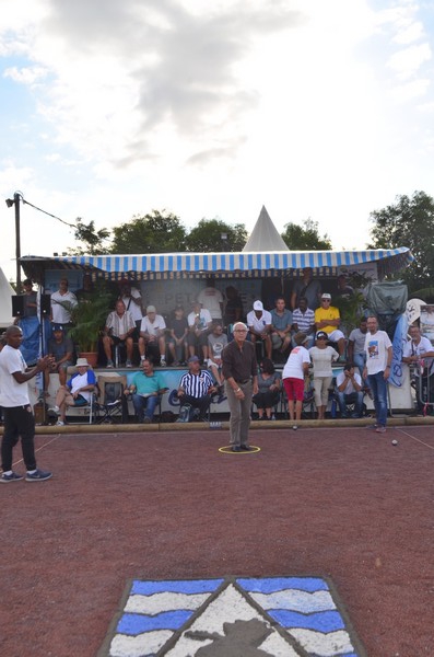 Jet du bouchon par Monsieur le Maire Jet du bouchon par Monsieur le Maire