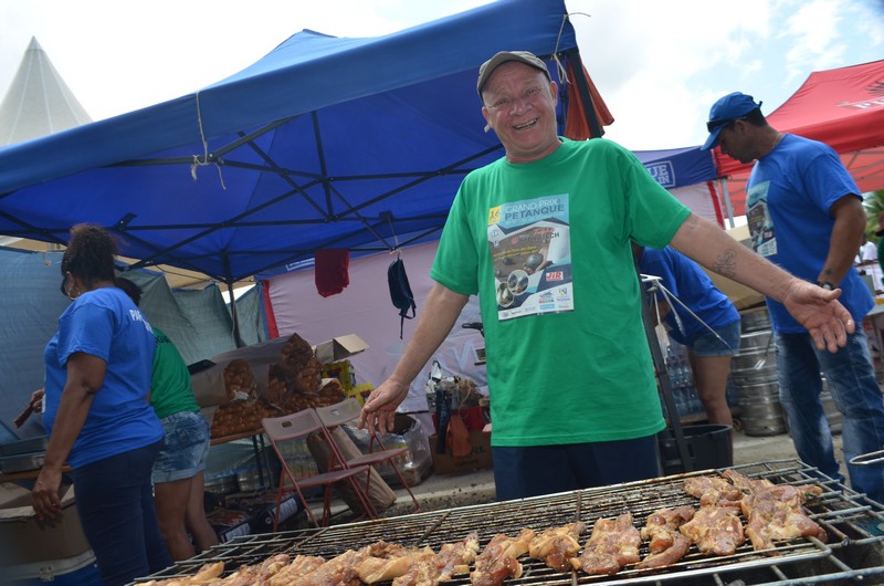 Encore Yvon aux grillades. (Après l'apéro!) Encore Yvon aux grillades. (Après l'apéro!)