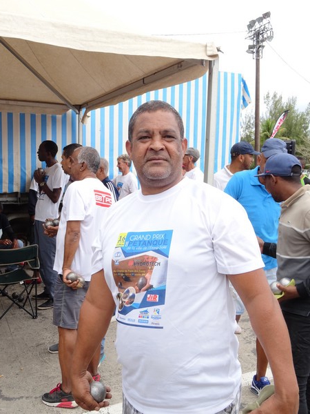 Momo qui pose! Momo qui pose!