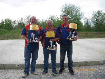 DIRECTION SOUSTONS ........ C'est par là : Trois florentais ont trouvé le chemin.