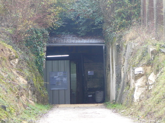 Voilà l'entrée du terrain.