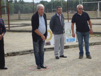 Monsieur Roger JACQUET maire de St florent sur cher jetant le but de la finale .