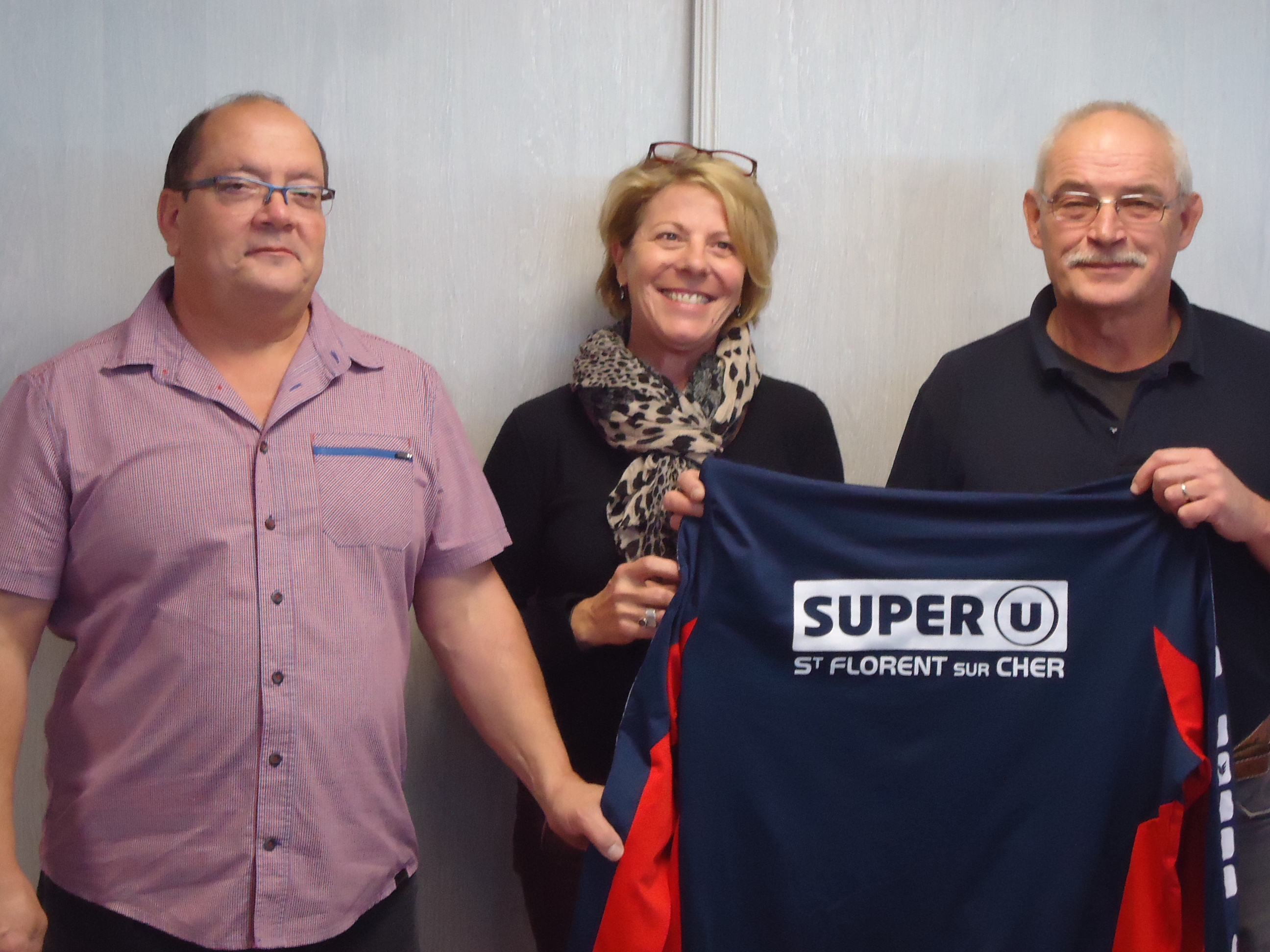 Remise de maillots  par Madame RIGAL Directrice du Supermarché SUPER U à St Florent sur Cher