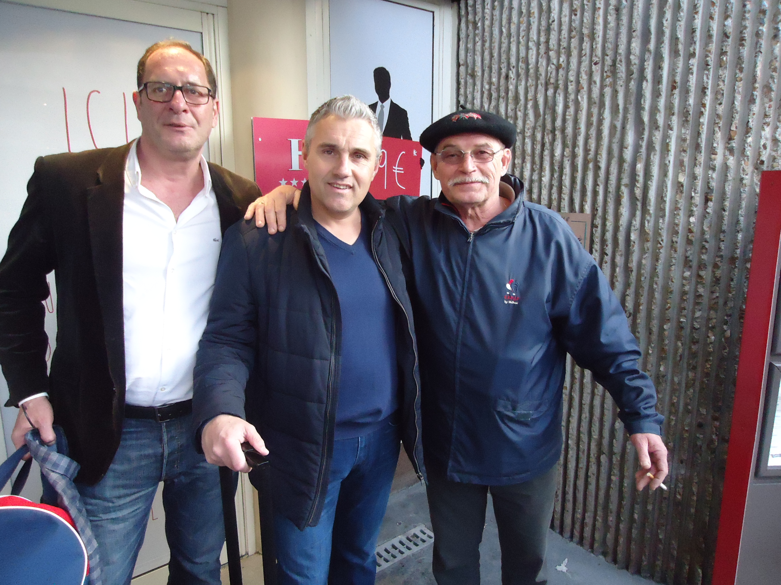 Notre président Jackie et son garde du corps entouernt un gentleman du monde Pétanque : Michel LOY.