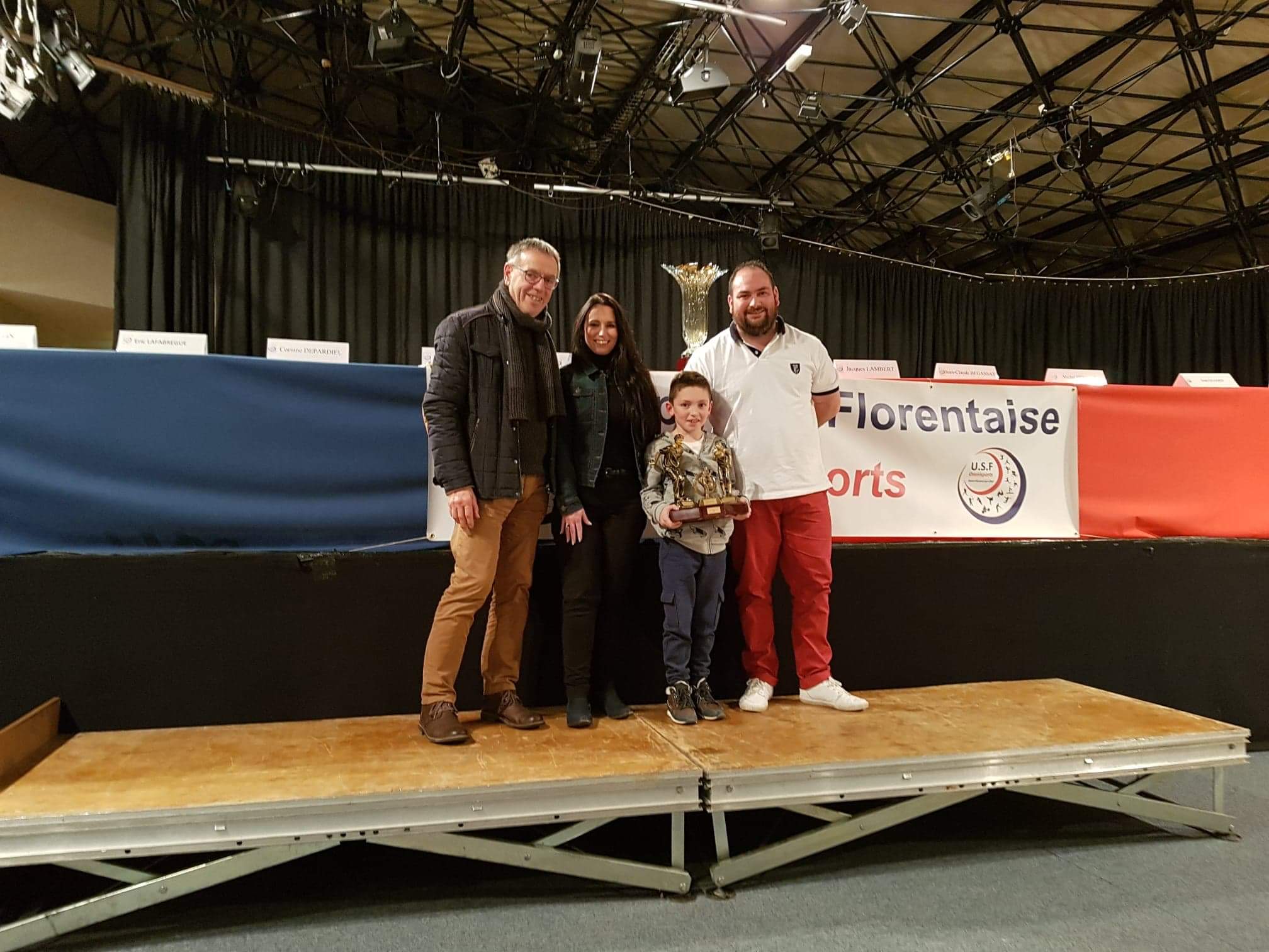 Michel HERAULT Maire de Villeneuve offrant le challenge à la famille JACQUET Michel HERAULT Maire de Villeneuve offrant le challenge à la famille JACQUET