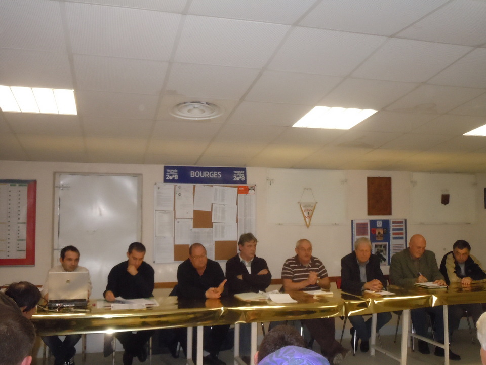 Un bureau élargi pendant l'assemblée générale.