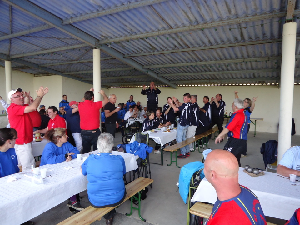 Une photo du concert pendant le repas . Une photo du concert pendant le repas .