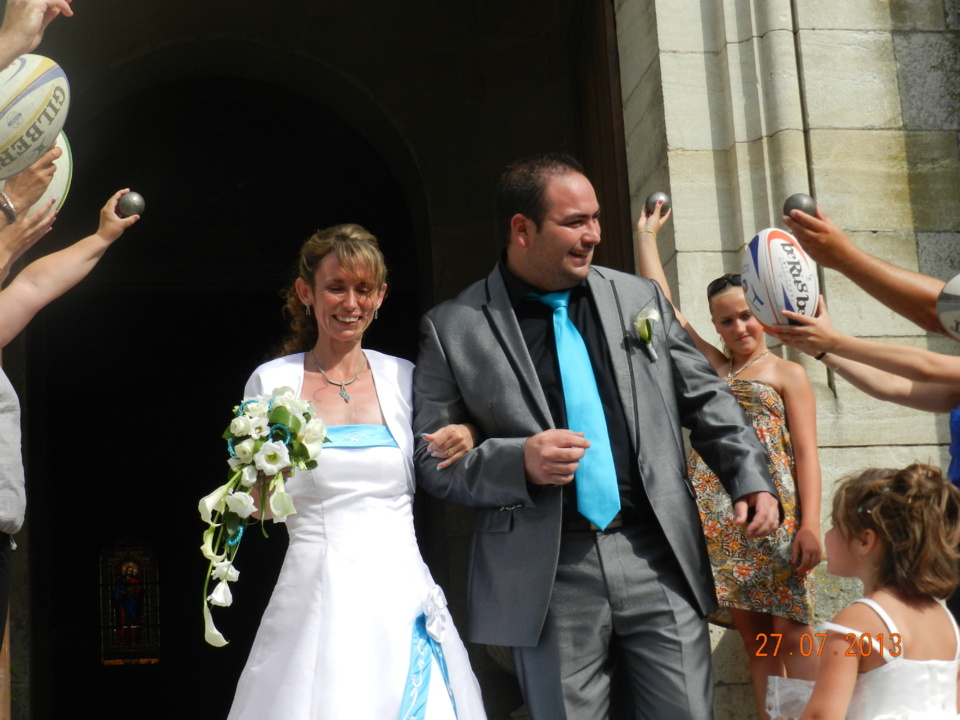 Mickaêl et Vanessa à la sortie de l'église.