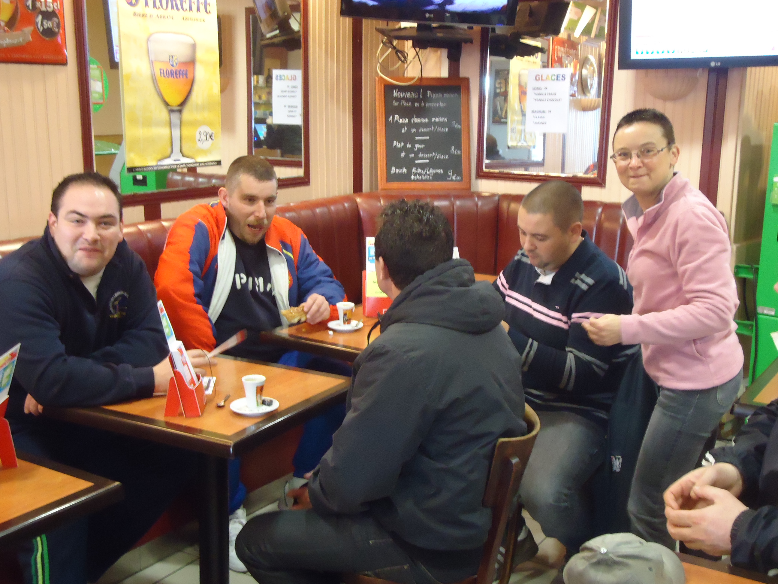 Petit déjeuner à St junien : les pronostics vont bon train.