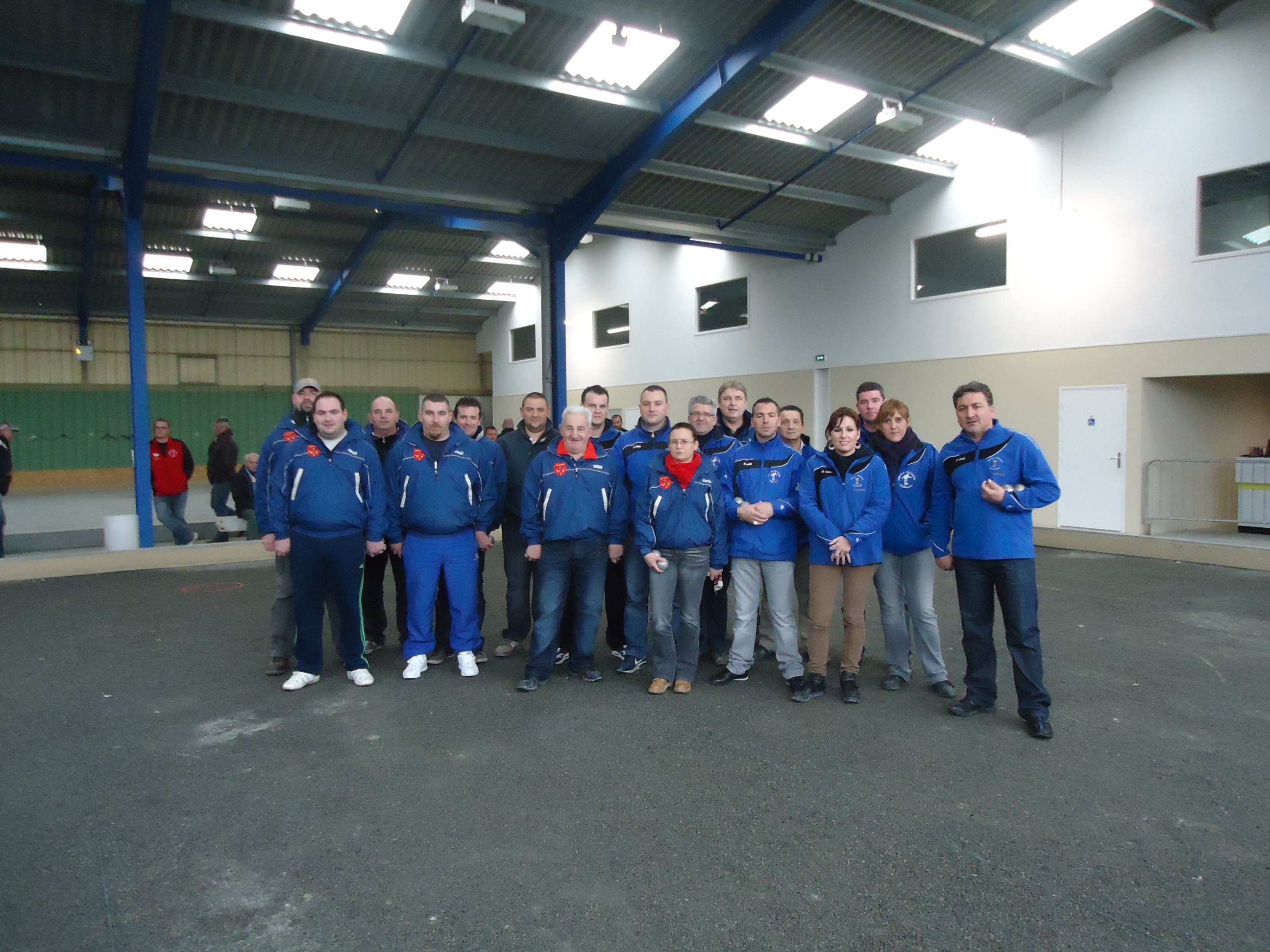 Joueuses et joueurs de Tourriers et St florent sur cher avant la rencontre. Joueuses et joueurs de Tourriers et St florent sur cher avant la rencontre.