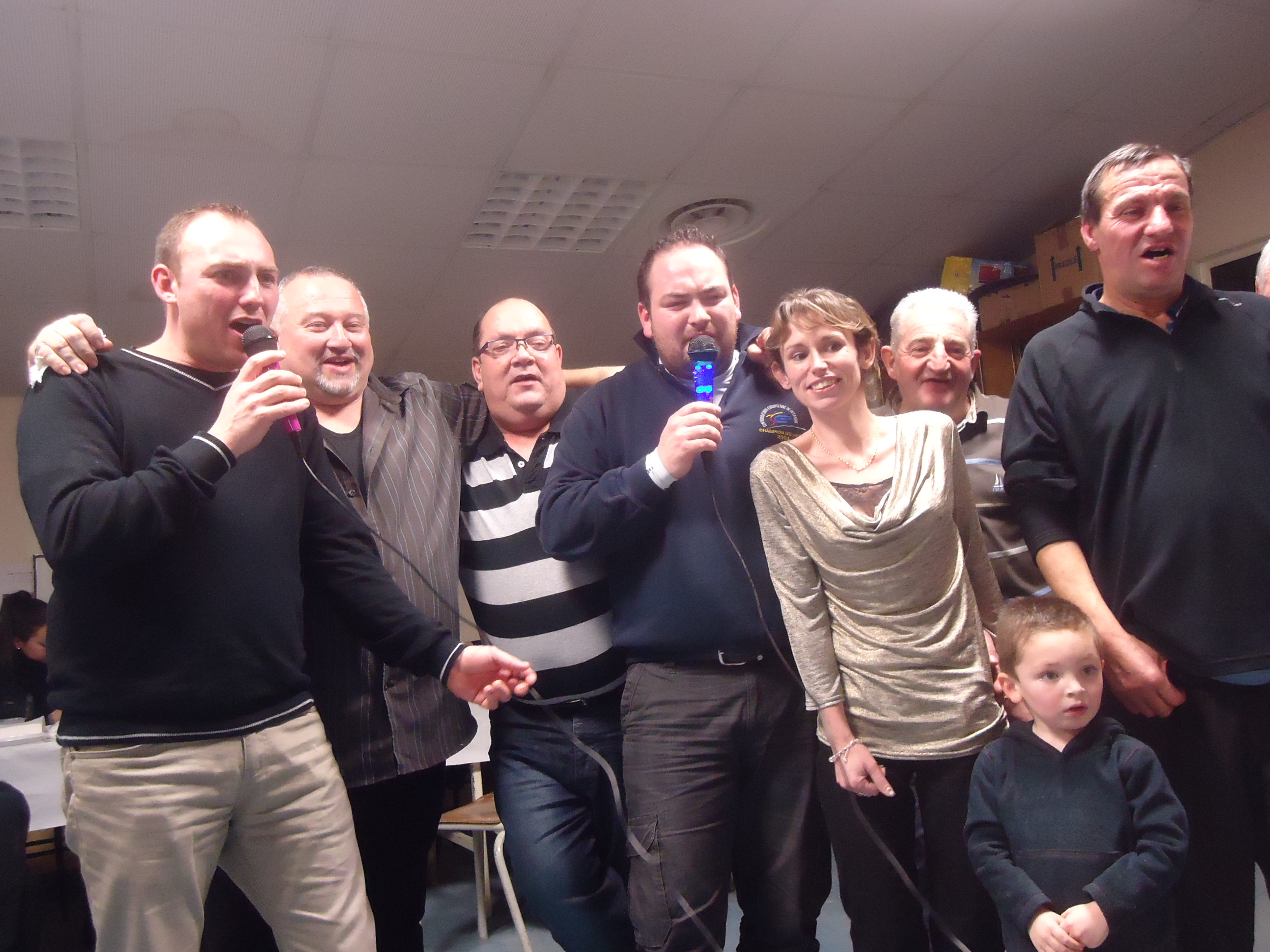 A st florent on joue aux boules mais il faut aussi chanter . A st florent on joue aux boules mais il faut aussi chanter .