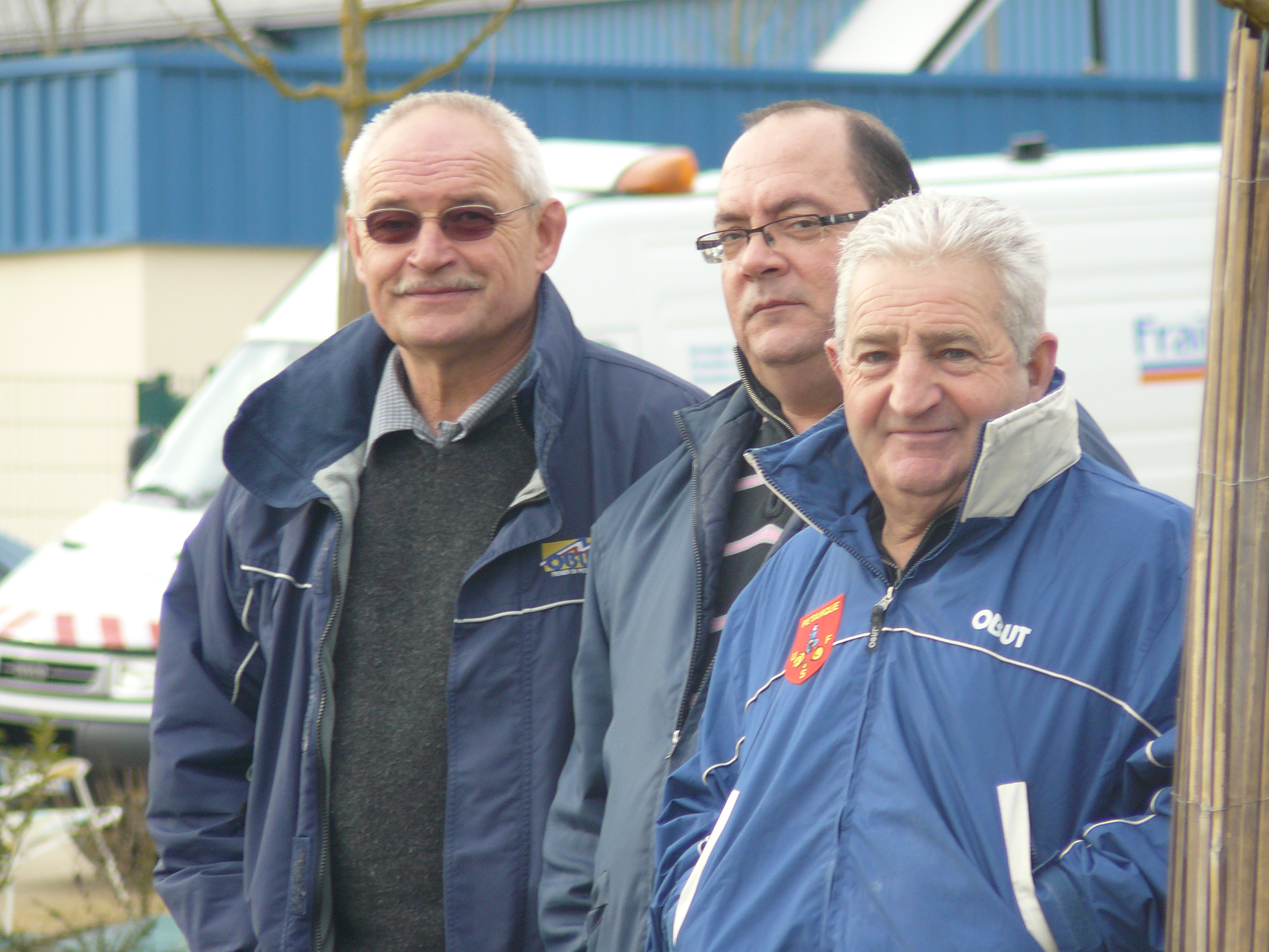 Bébert coach des vétérans et le staff du club : ( Président et vice président : Auront ils encore quelques cheveux blancs à la fin de l'année ? ) .