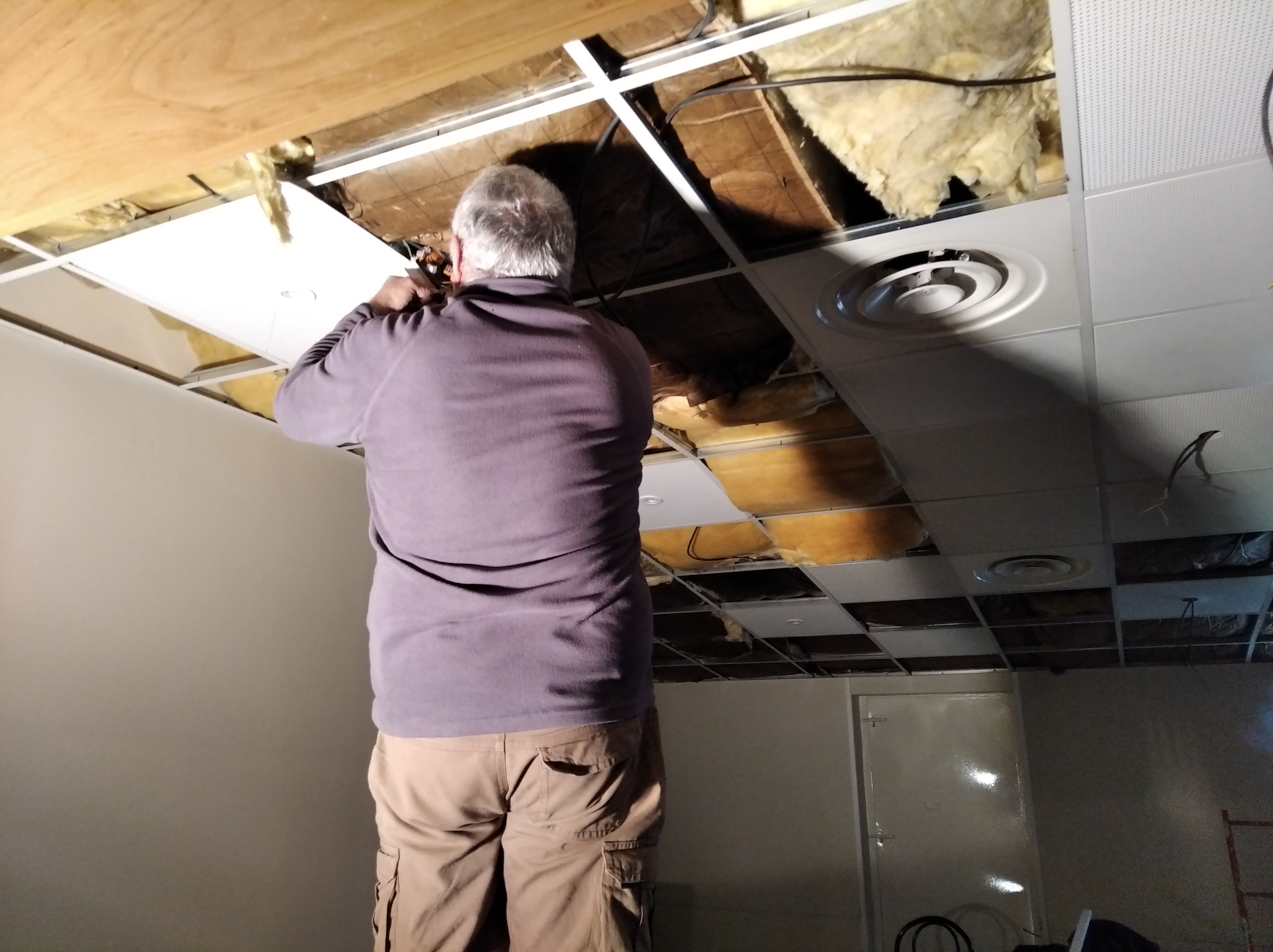 Patrick en plein travail sur l'électrcité Patrick en plein travail sur l'électrcité