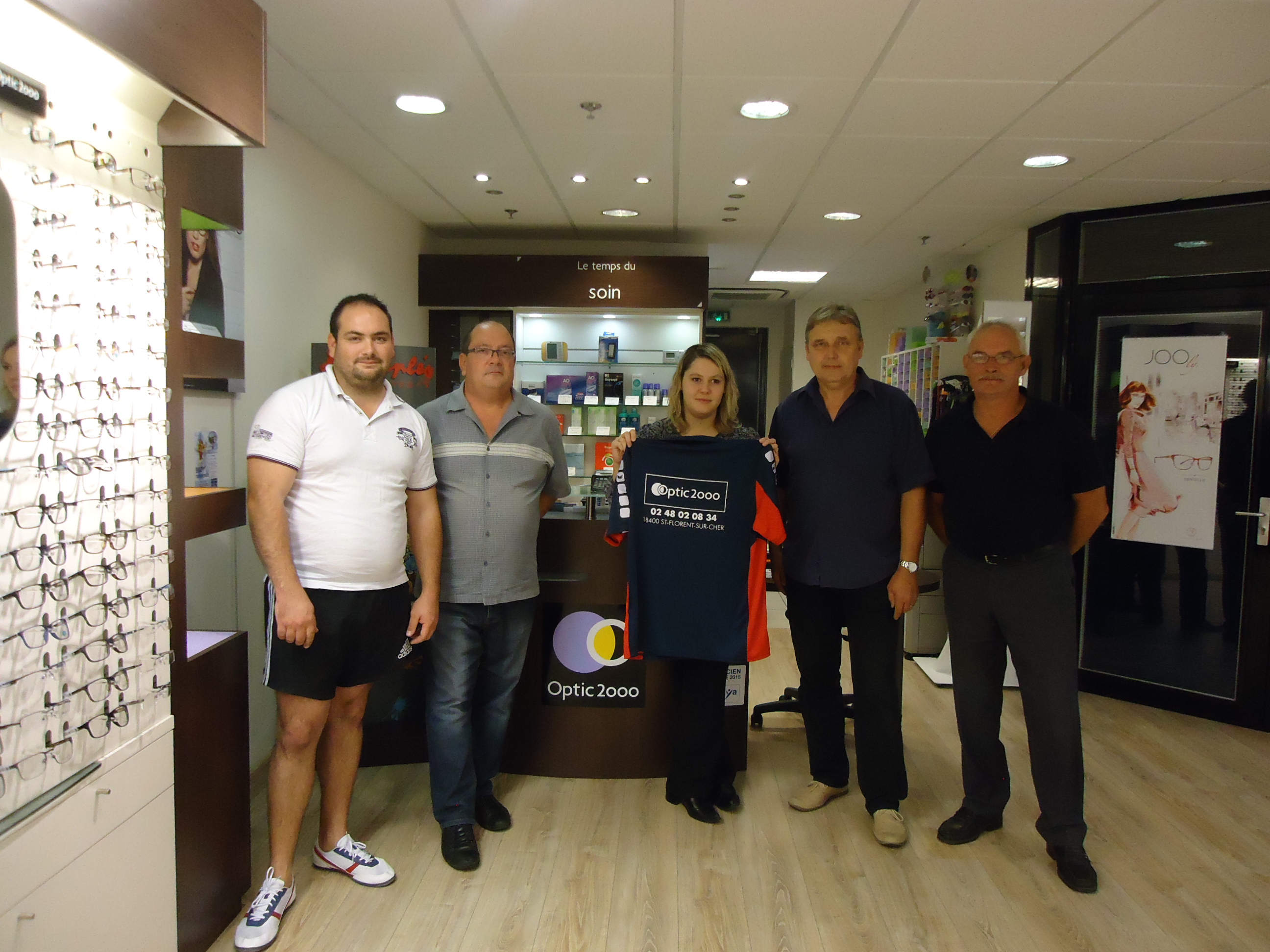Remise des maillots par Madame CHEVALIER directrice  du magasin OPTIC 2000.