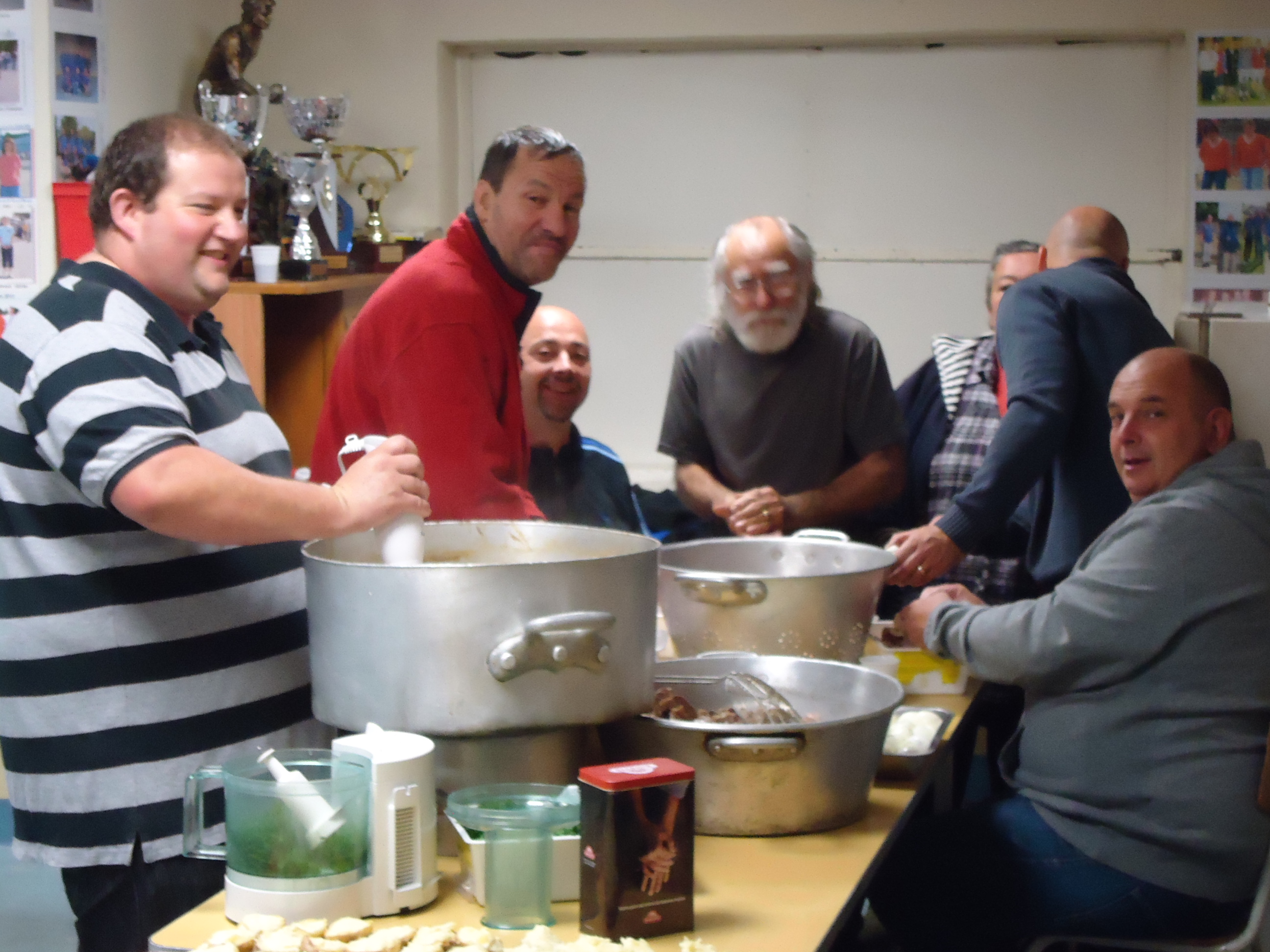 On s'atelle près du chef dans les coulisses tout doit être prêt à 12H00.