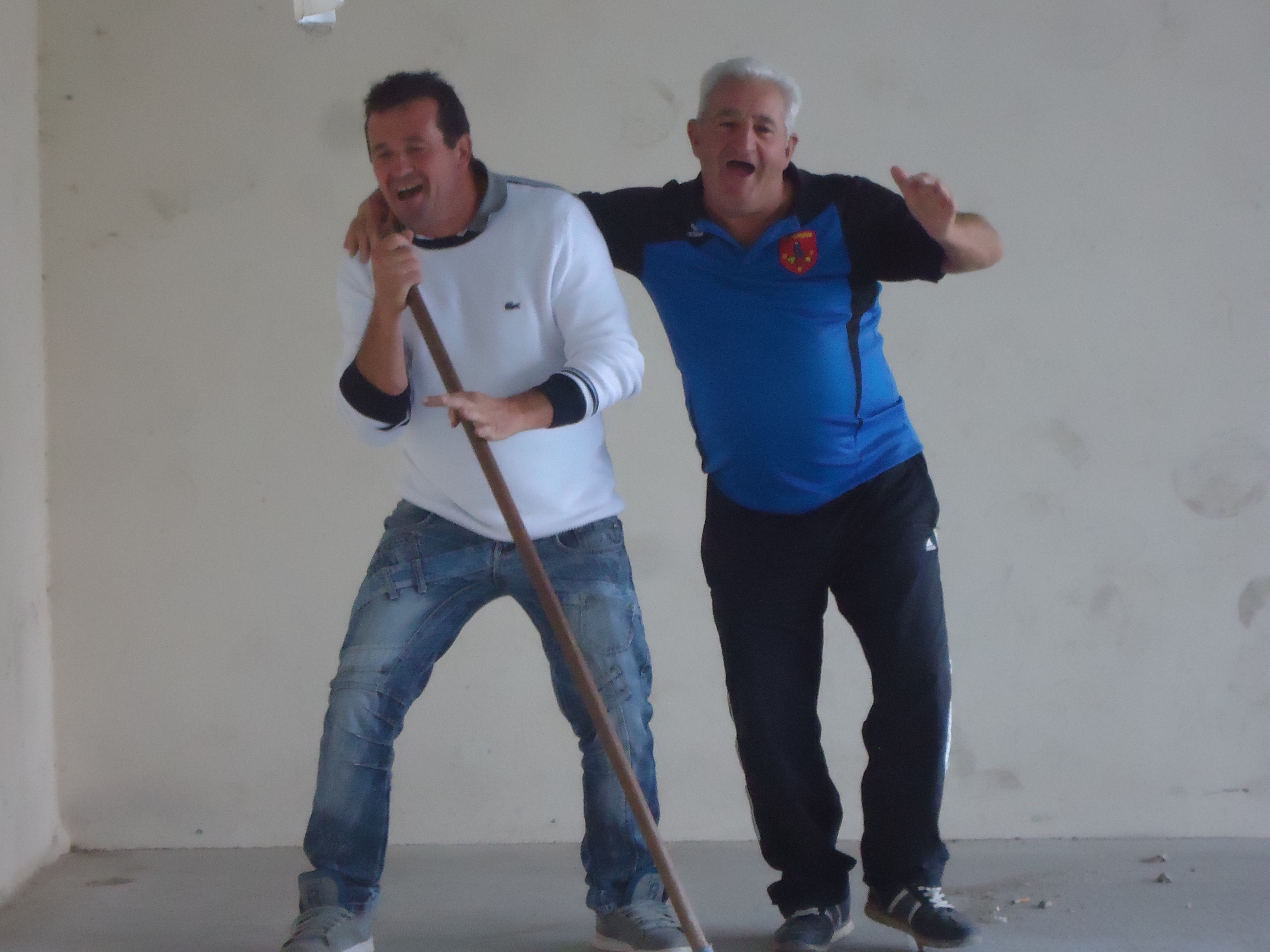 A st Florent tout se fait dans la bonne humeur ( même passer le balai n'est ce pas FRED.