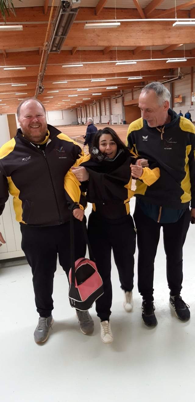 MALIKA SOUS BONNE ESCORTE DE FABIEN ET BERTRAND MALIKA SOUS BONNE ESCORTE DE FABIEN ET BERTRAND