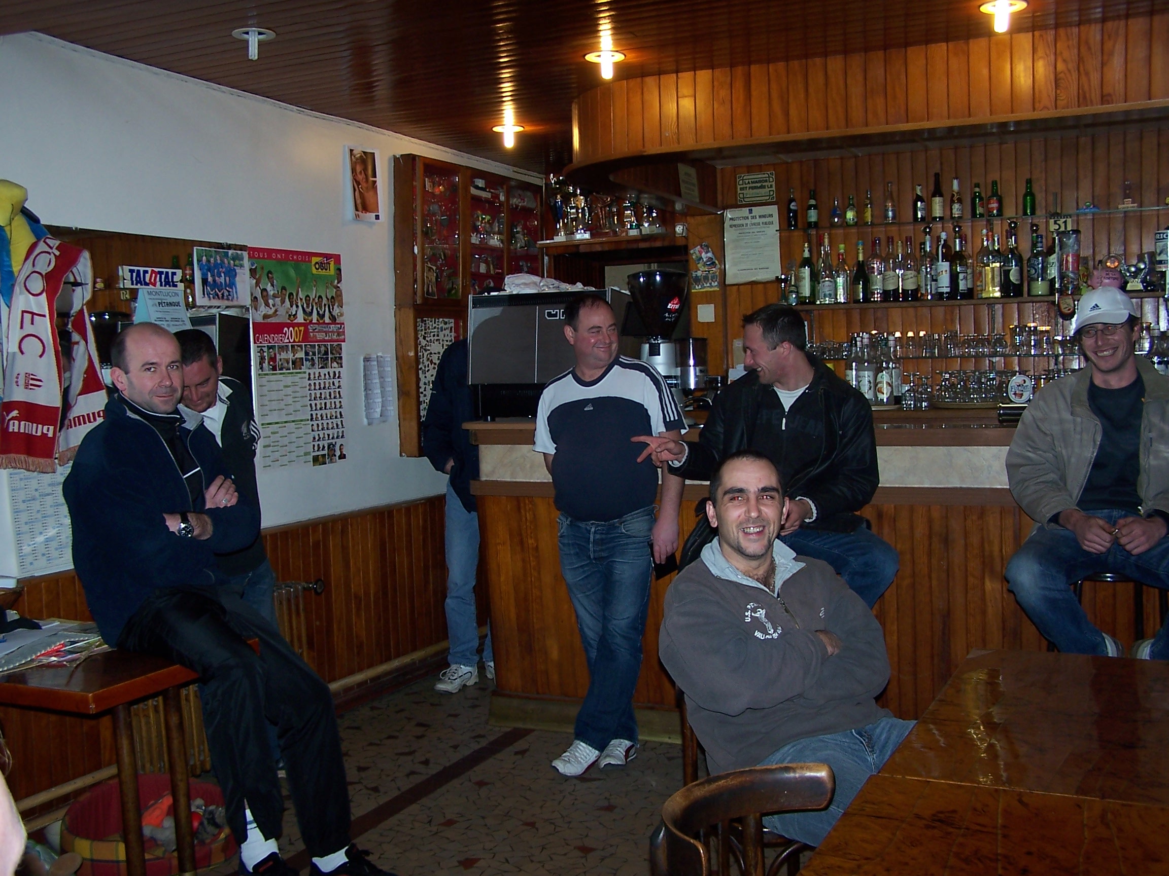 haaa quand c'est l'heure de l'apéro le sourire reviens on s'endors plus haaa quand c'est l'heure de l'apéro le sourire reviens on s'endors plus