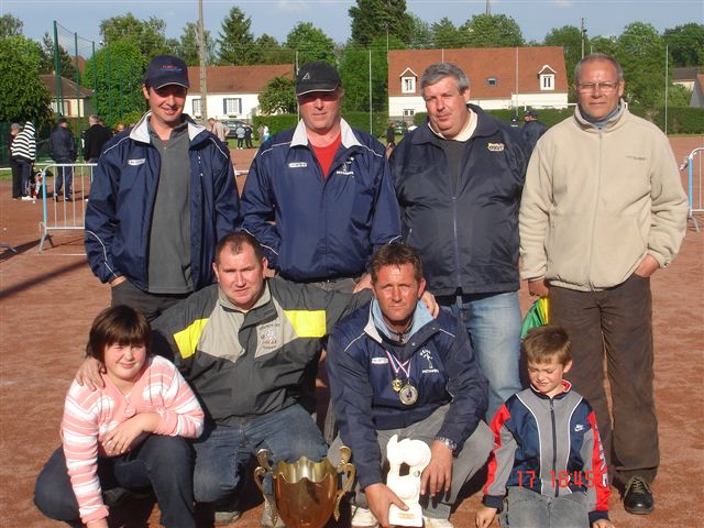 LE CHAMPION AVEC LES SUPPORTERS LE CHAMPION AVEC LES SUPPORTERS